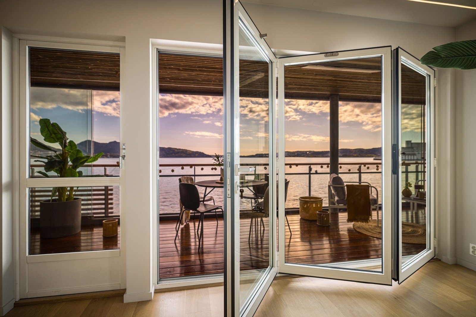 Mellom stuen og verandaen er det både terrassedør og foldedører som kan trekkes helt til side. Galleribilde