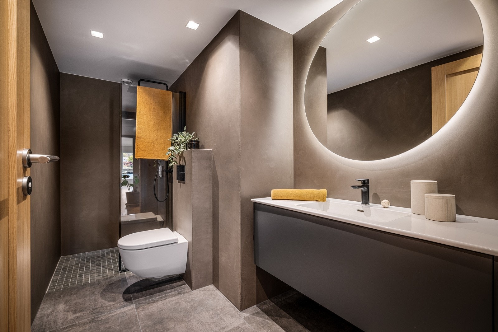 Gjestebad fra 2019 med mikrosement på vegger og fliser på gulv. Galleribilde