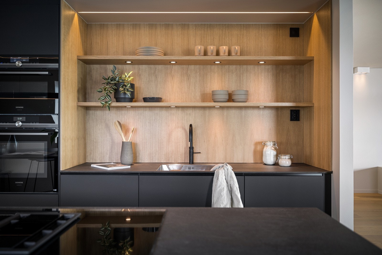 Rålekker nisje i eikefiner med integrert belysning. Galleribilde