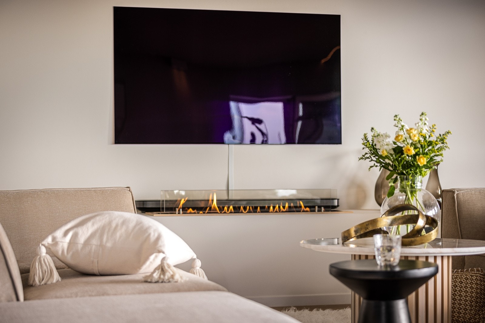 I stuen er det en lekker og dekorativ biopeis. Galleribilde