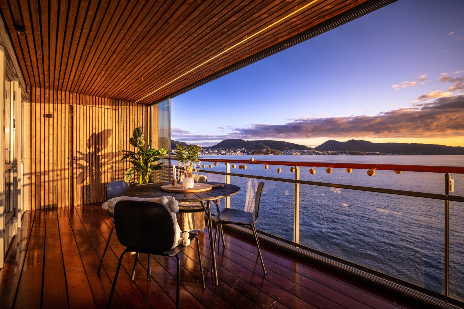 Verandaen er påkostet med slitesterkt terrassedekke, spilevegg og spiletak med integrert belysning og terrassevarmer. Galleribilde