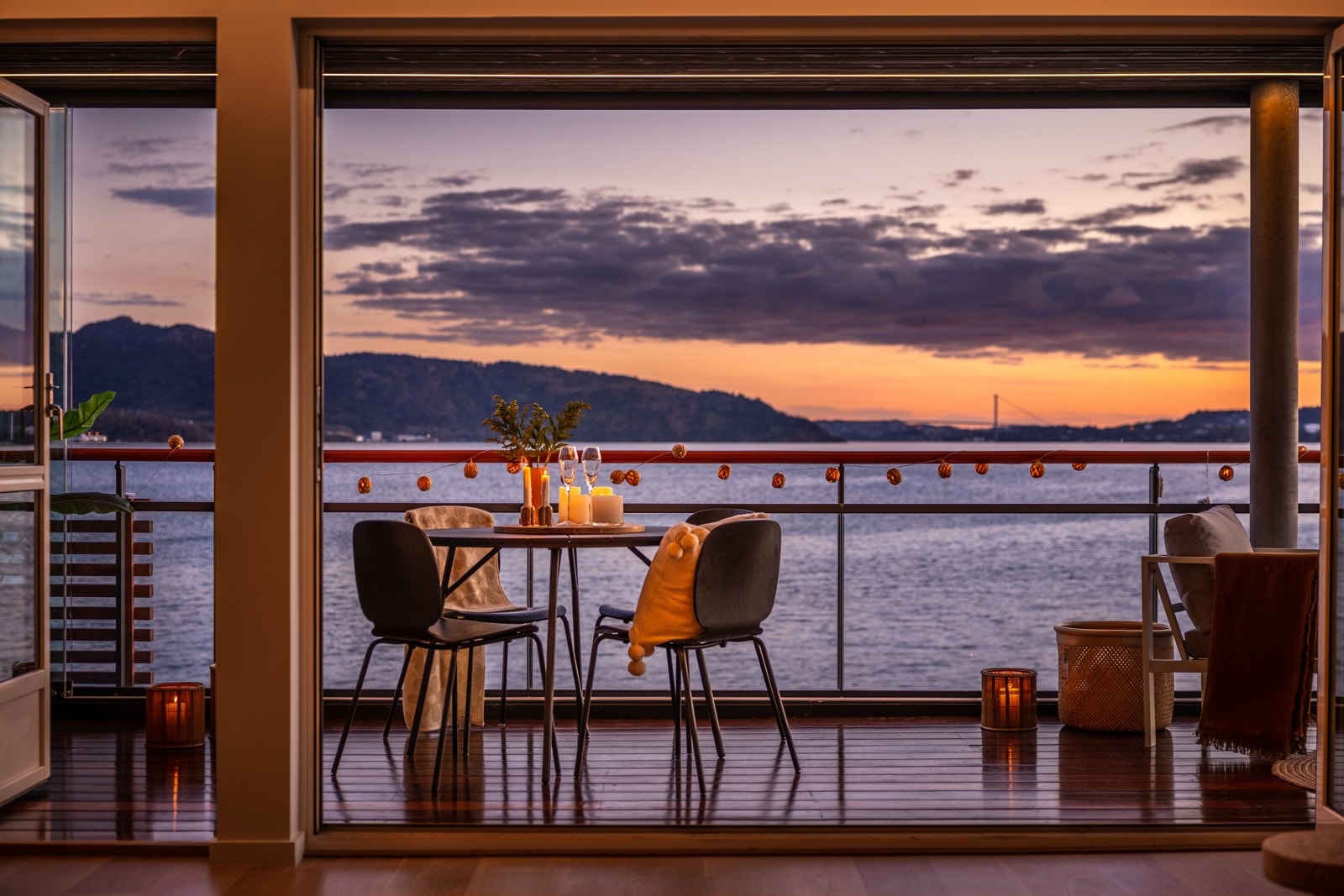 I tillegg til vanlig terrassedør er det foldedører mellom stue og verandaen. Galleribilde