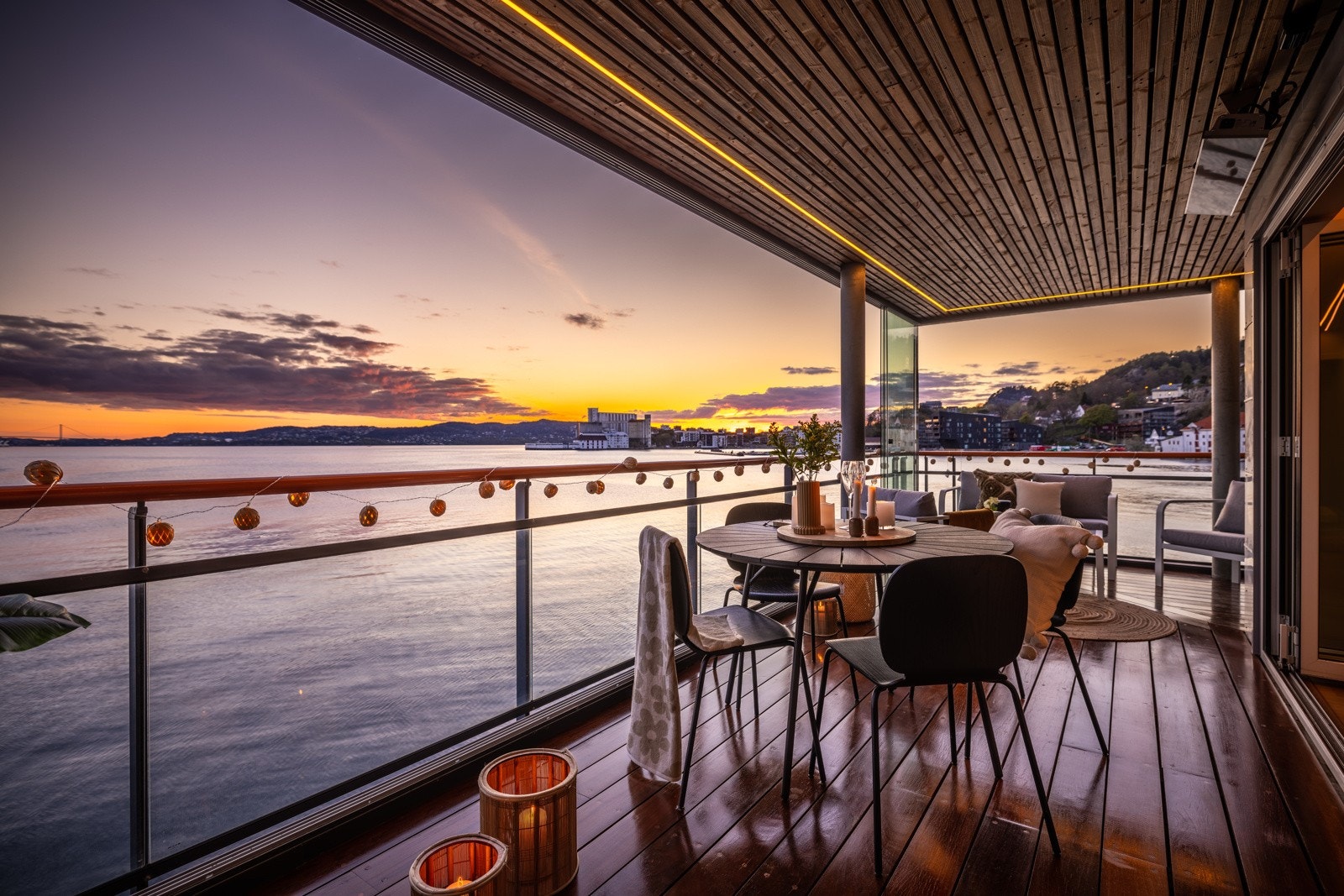 Verandaen er av god størrelse og har god plass til flere sittegrupper. Galleribilde