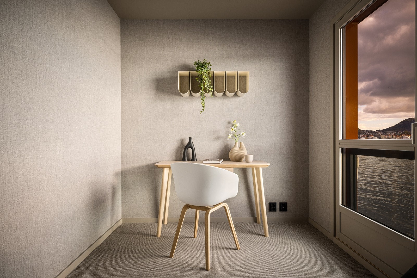 Veggene er tapetsert i en eksklusiv lintapet og gulvet har lekkert vegg til vegg teppe levert av Teppehuset. Galleribilde