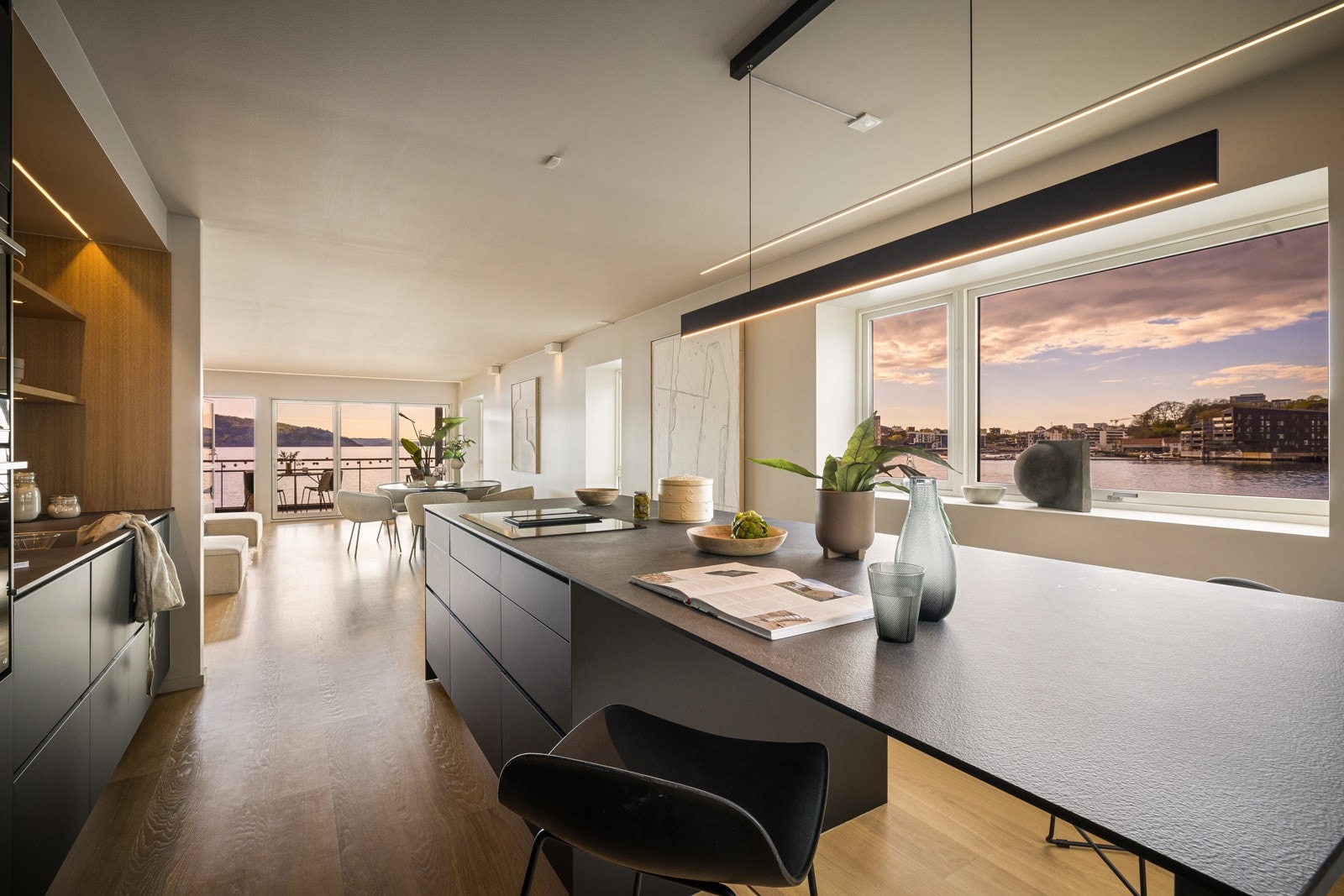 I enden av kjøkkenøyen er det barløsning, perfekt til dagens mindre måltider samt når man har gjester. Galleribilde