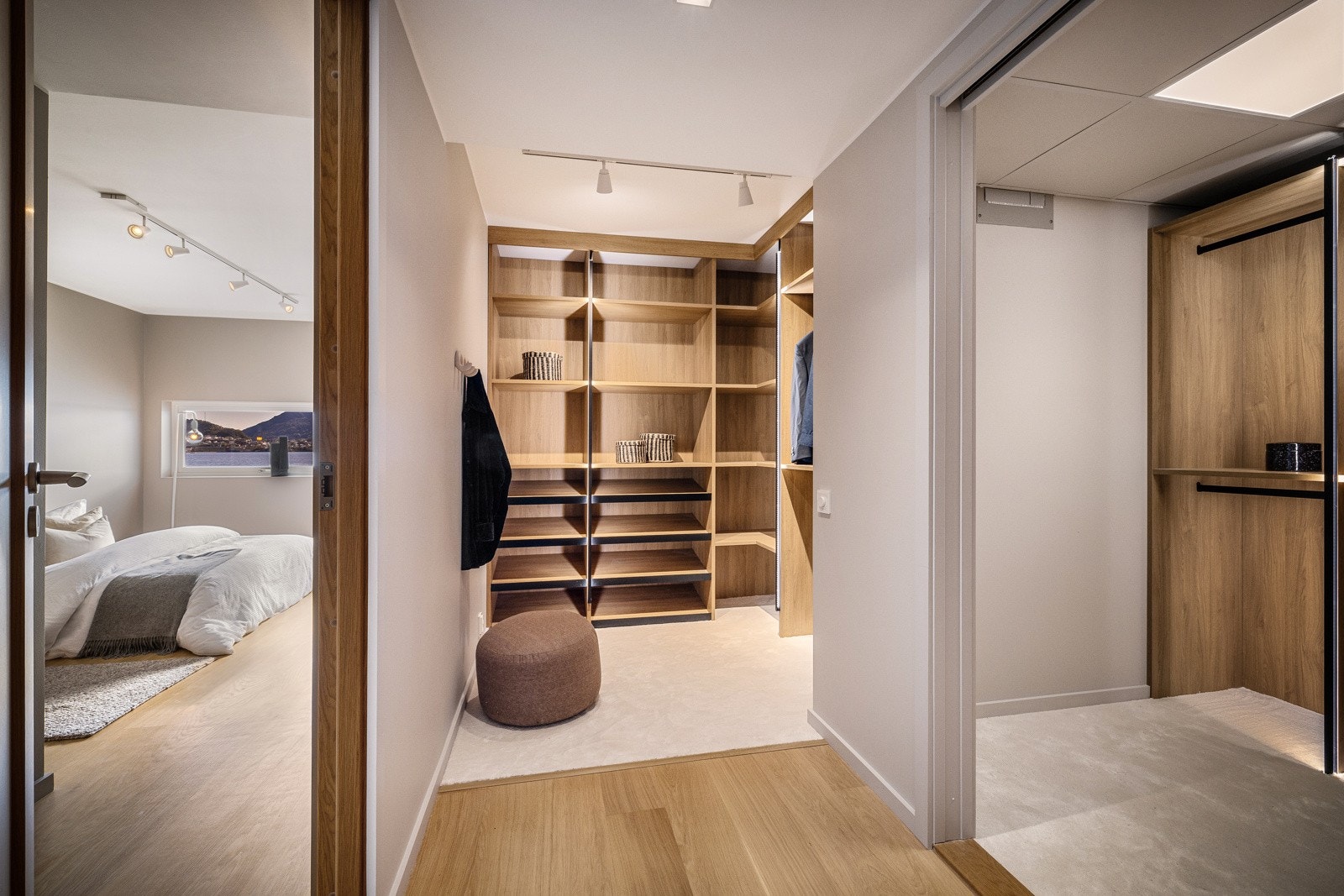 I forbindelse med oppussingen av leiligheten er det etablert en egen masteravdeling med hovedsoverom, to walk-in garderober og "en suite" bad. Galleribilde