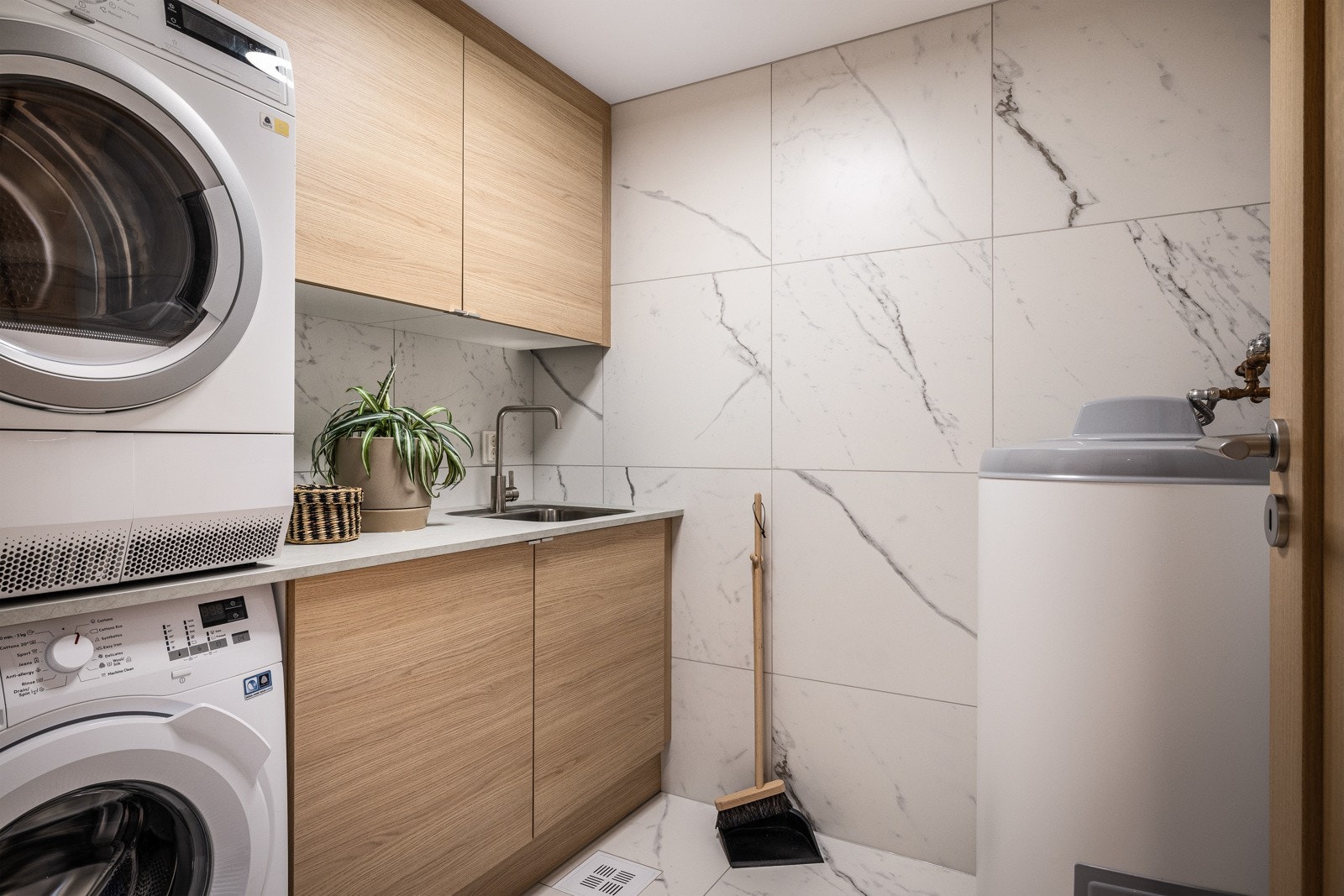 Vaskerommet ble modernisert i 2023 med nye fliser, baderomsinnredning fra JKE og ny varmtvannsbereder. Galleribilde