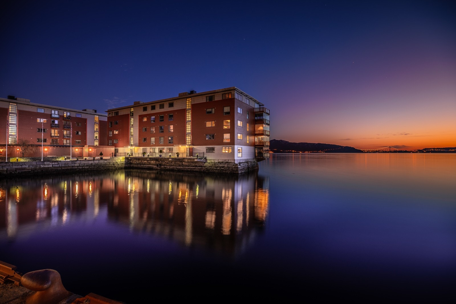 Velkommen til Sandviken Brygge. Leiligheten har en fantastisk beliggenhet på hjørnet i byggets andre etasje. Galleribilde