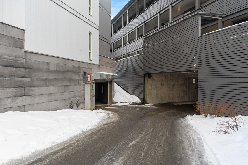 Garasjeplassen ligger i Tomasjord Lamell 3 Sameie