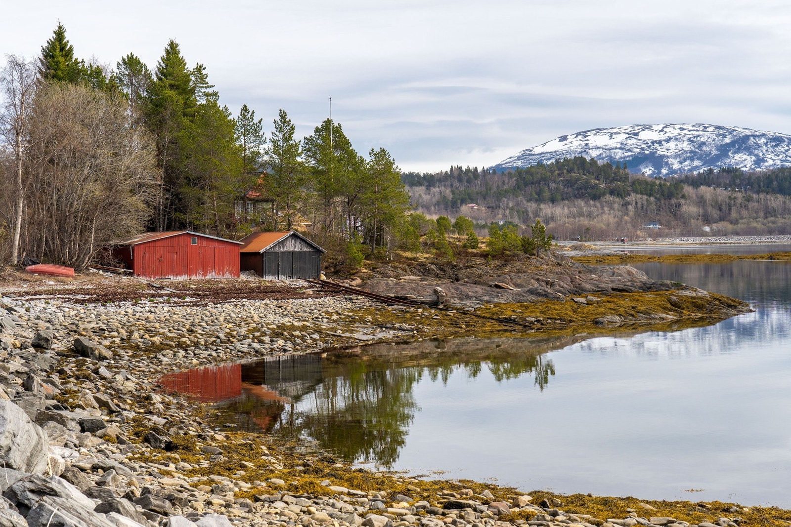 Naustet ligger på et eget gnr og bnr tilhørende hytta. Galleribilde