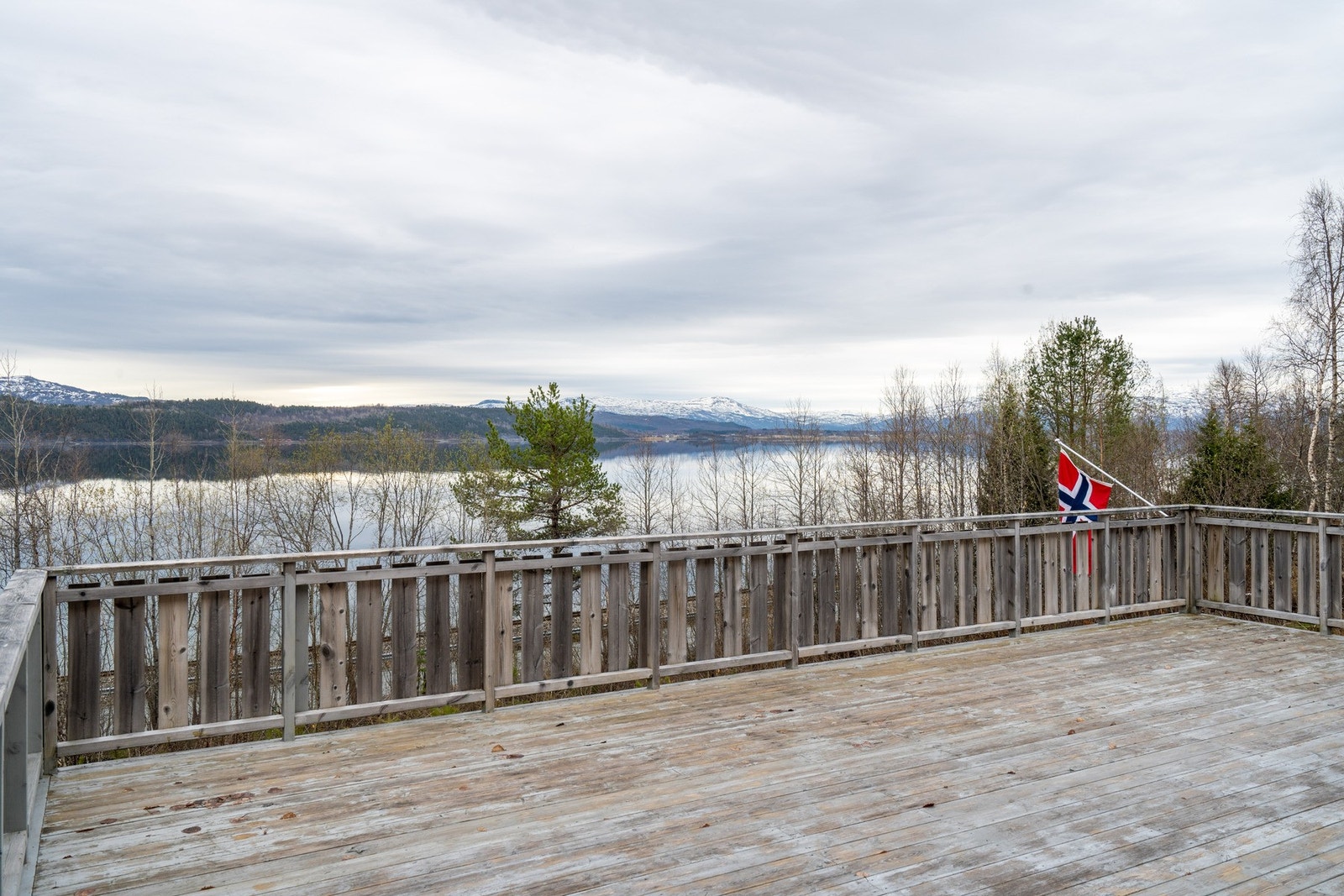 Stor terrasseplatting i front av hytta. Galleribilde