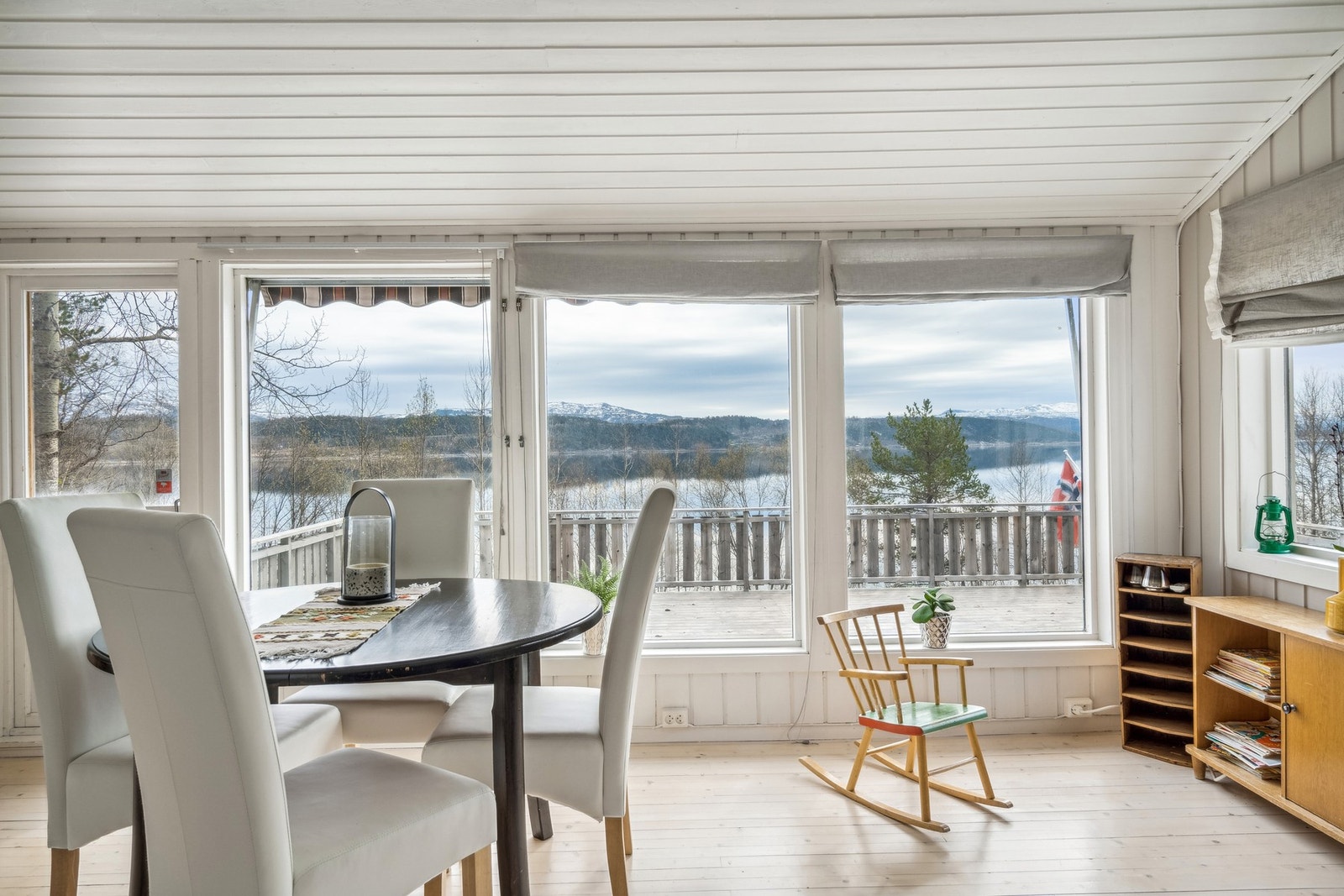 Varmepumpe og vedovn i stue. Galleribilde