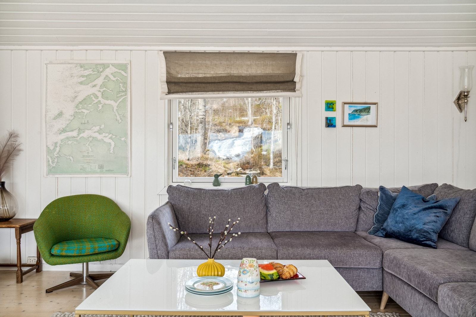 Vindu bakover mot elva i bakgrunn. Galleribilde