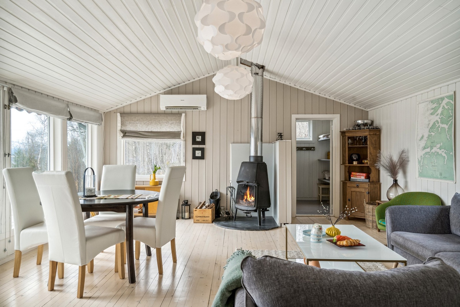 Malte overflater og behandlet tregulv. Galleribilde