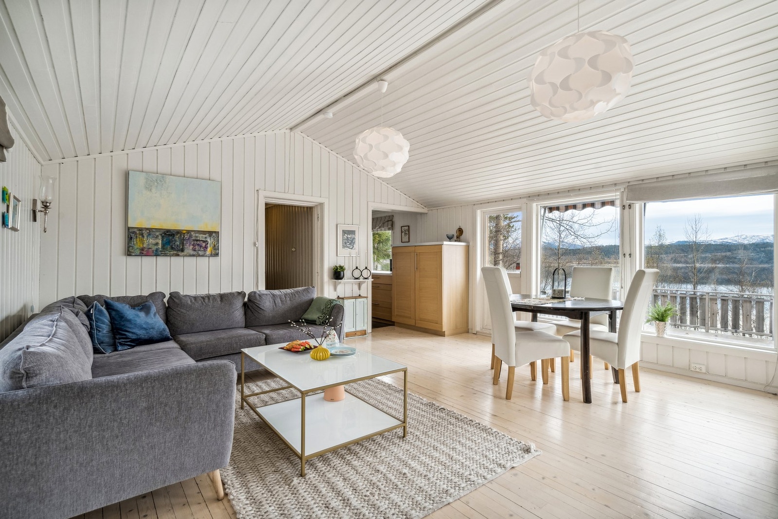 Luftig og fin takhøyde samt storevindusflater ut mot utsikten Galleribilde