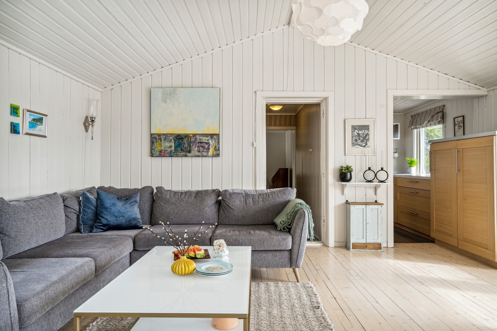 Sett mot kjøkkenet som er fra 2007 av tidligere hytteeiere. Galleribilde