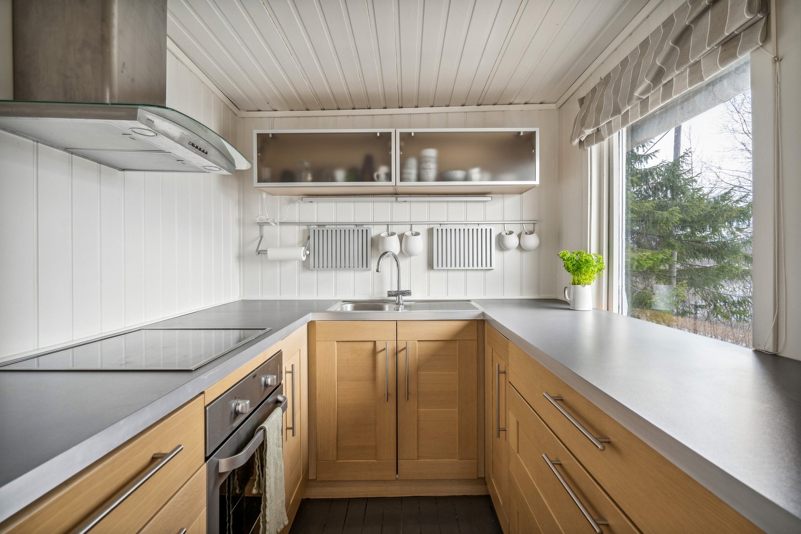 Flott kjøkken med godt m/benkeplass. Galleribilde