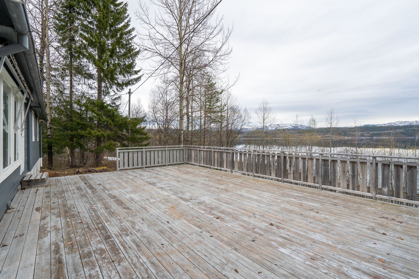 Stor terrasseplatting i front av hytta. Galleribilde