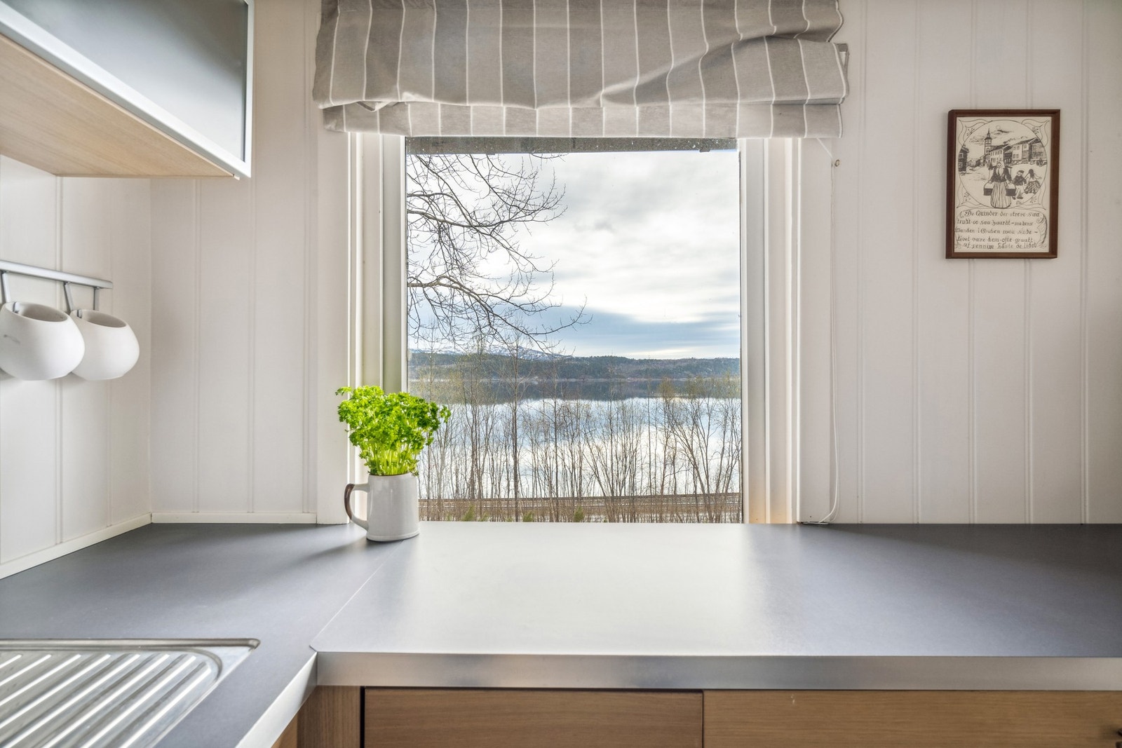 Utsikten fra kjøkkenvinduet. Galleribilde