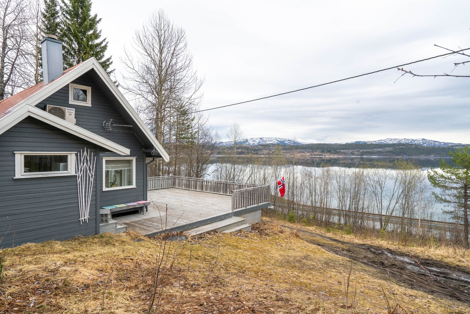 Mulighet for å parkere bilen rett utenfor hytta. Galleribilde