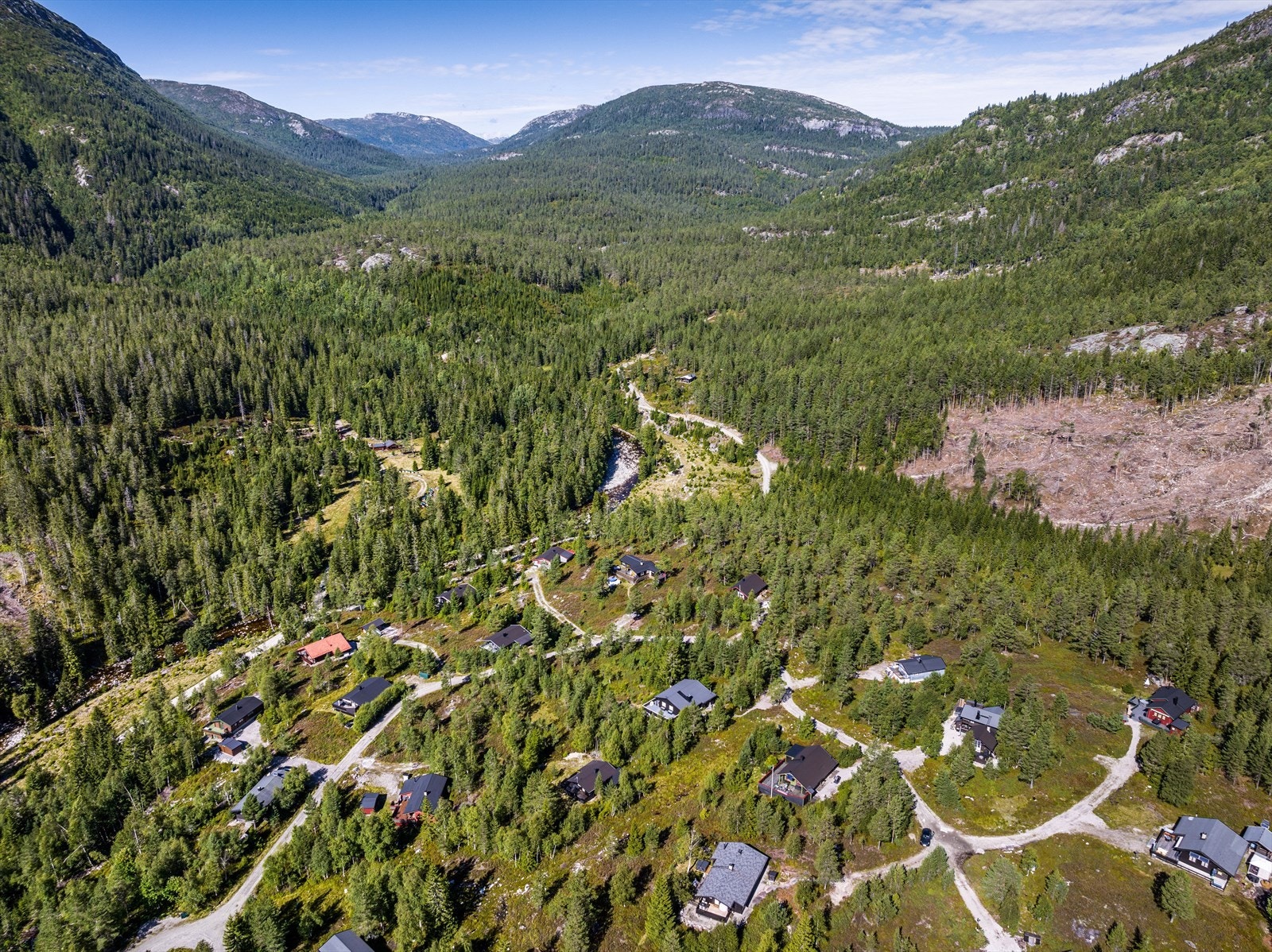 På vestsiden av Årmotdalen stuper Lifjell seg bratt ned fra Kranslinnatten-Øysteinnatten. Galleribilde