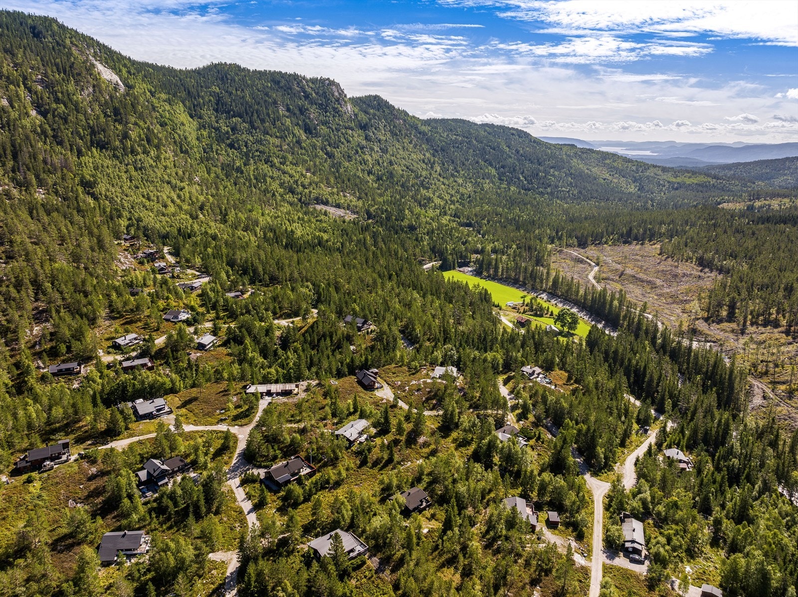 På østsiden av dalen er det høye fjell som brer seg innover fra Stokland og Vatnarheia området. Lengst inne ved Gavlesjå flyter dalen over i de store fjellviddene fra Lifjell og Raunelifjell. På Gavlesjå er det både bade- og fiskemuligheter. Galleribilde