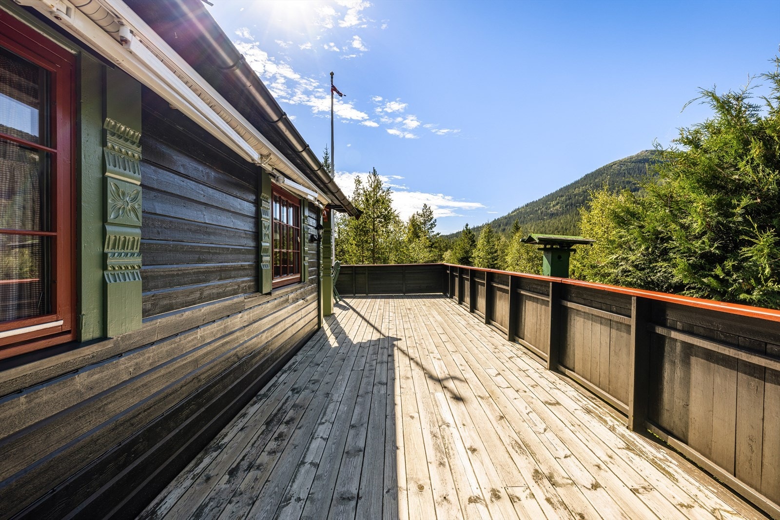 Nydelig, stor terrasse med flott natur rundt. Galleribilde