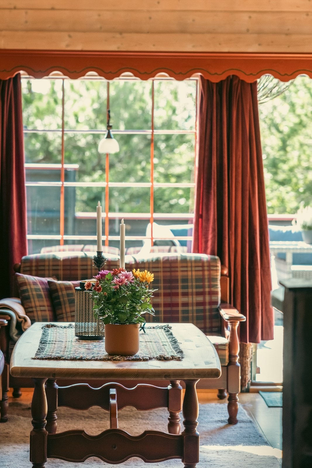 Det er fin plass til møblering av både sofagruppe og spisestue. Galleribilde