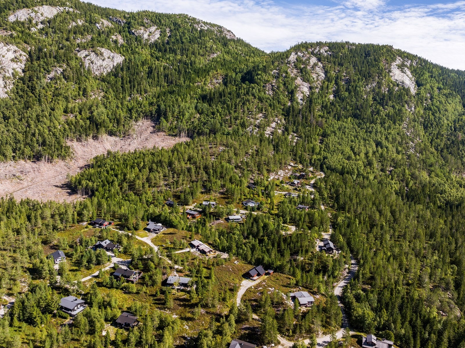 Det er enkel tilgang til Lifjell Skisenter med fine oppkjørte skiløyper og alpinbakke. Skimuligheter er det også rett utenfor døren i snøscooterspor (ikke preparerte). Galleribilde