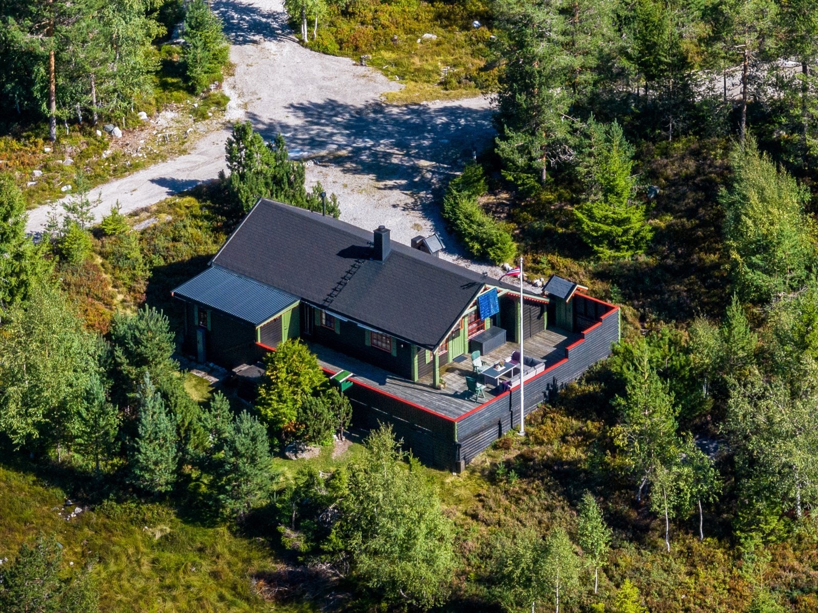 Koselig familiehytte med 2 soverom, stor hems og åpen stue/kjøkkenløsning. Galleribilde