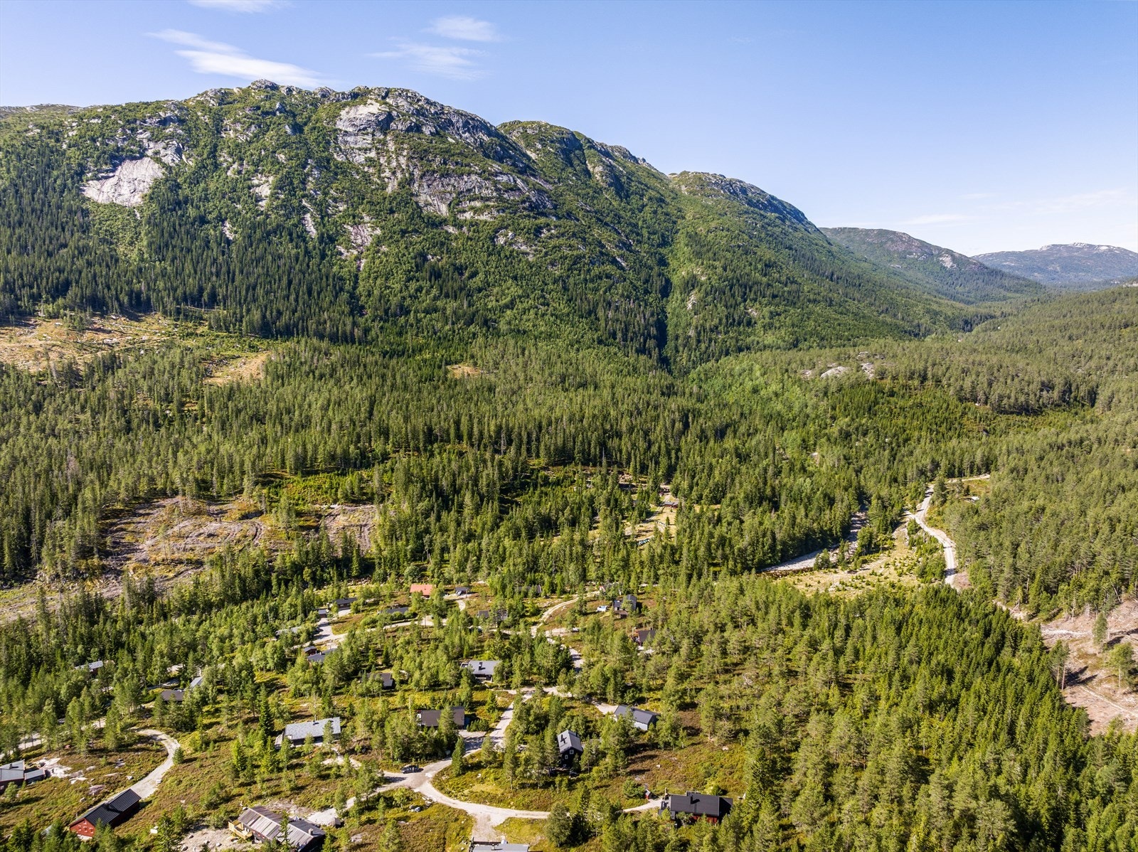 Kort vei er det også til populære Bø Sommarland, klatreparken Høyt og Lavt og Bø sentrum som kan by på et rikt kulturliv og gode shoppingmuligheter. Galleribilde
