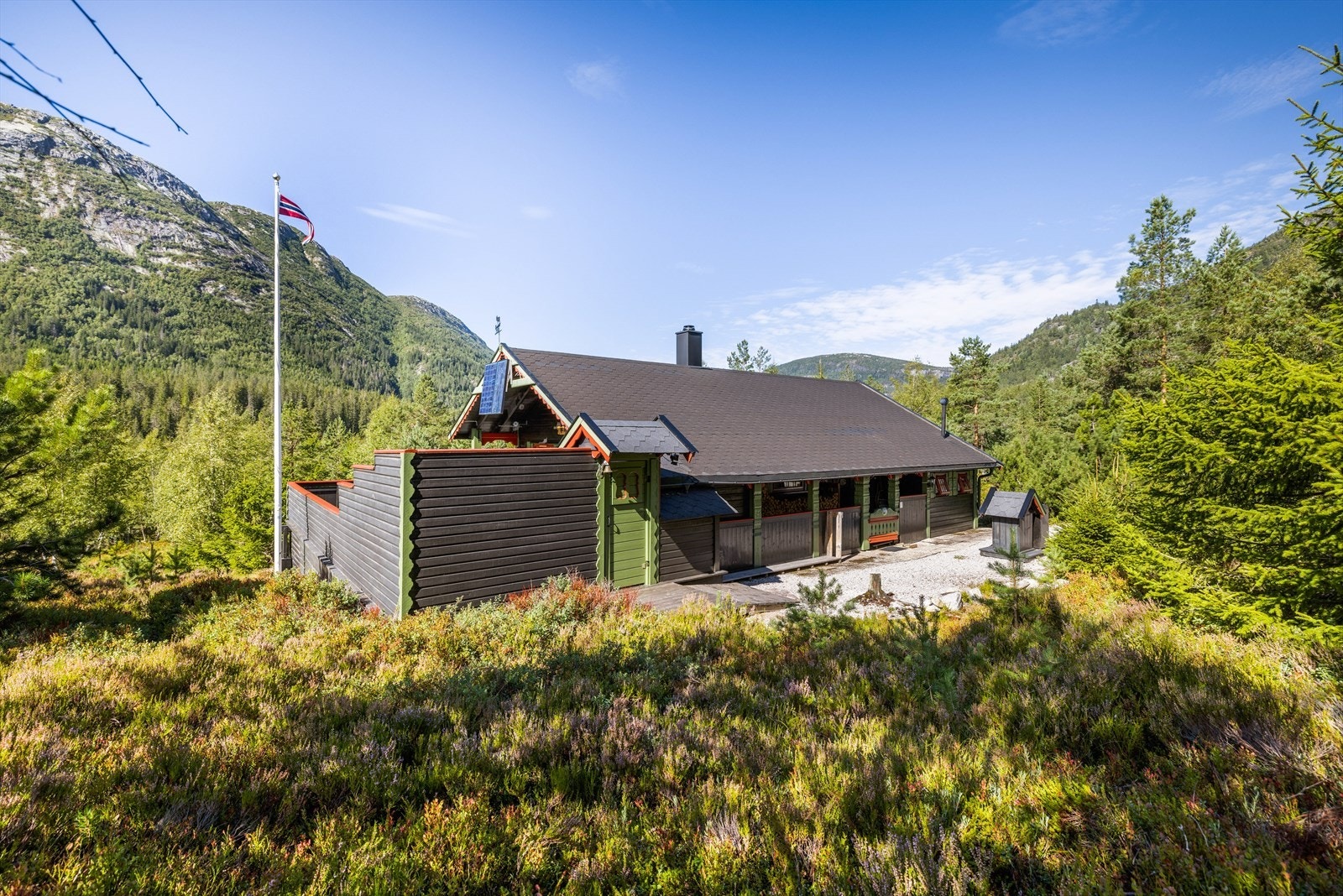 Hytte oppført i 1990 med tilbygg og utvidet veranda i 2008. Hytta fremstår som en koselig og praktisk hytte med gjennomgående lik stil og nydelige uteplasser. Galleribilde
