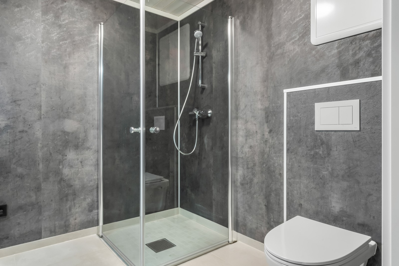 Dusjhjørne og vegghengt WC. Galleribilde