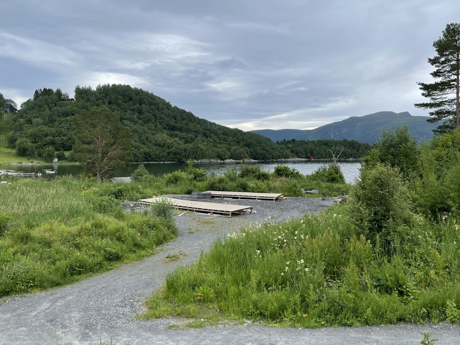 Hytta ligger nære til sjøen. Galleribilde