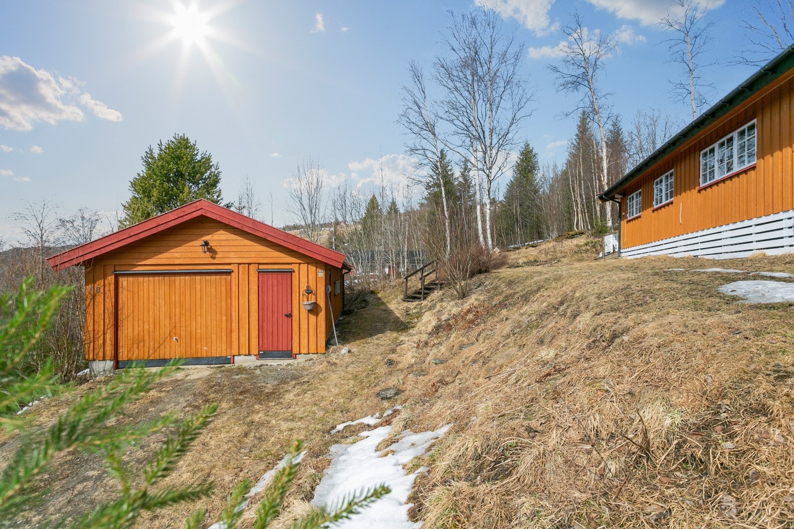 Garasje/anneks som inneholder soverom, kjølerom, gang, garasje og bod Galleribilde