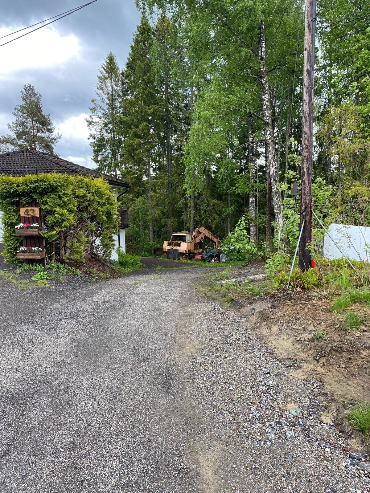 Bildet er fra toppen av Svenskerudveien. Eiendommen ligger på venstre side av veien, bak trærne midt på bildet. Galleribilde