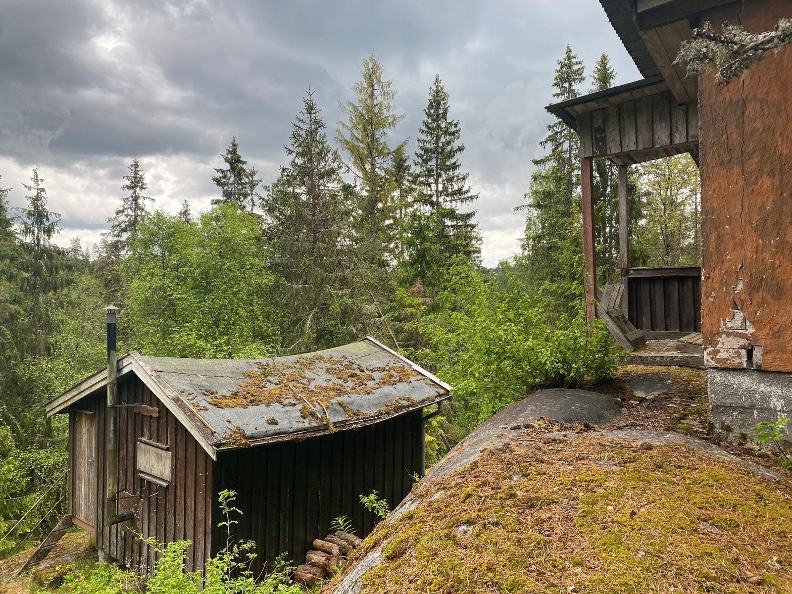Tomten har høy og fri beliggenhet og fint utsyn. Galleribilde