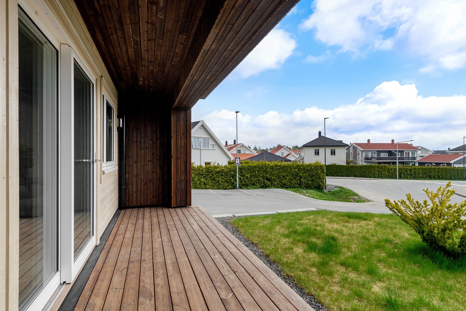 Direkte utgang til en herlig terrasse fra kjøkken/stue. Galleribilde