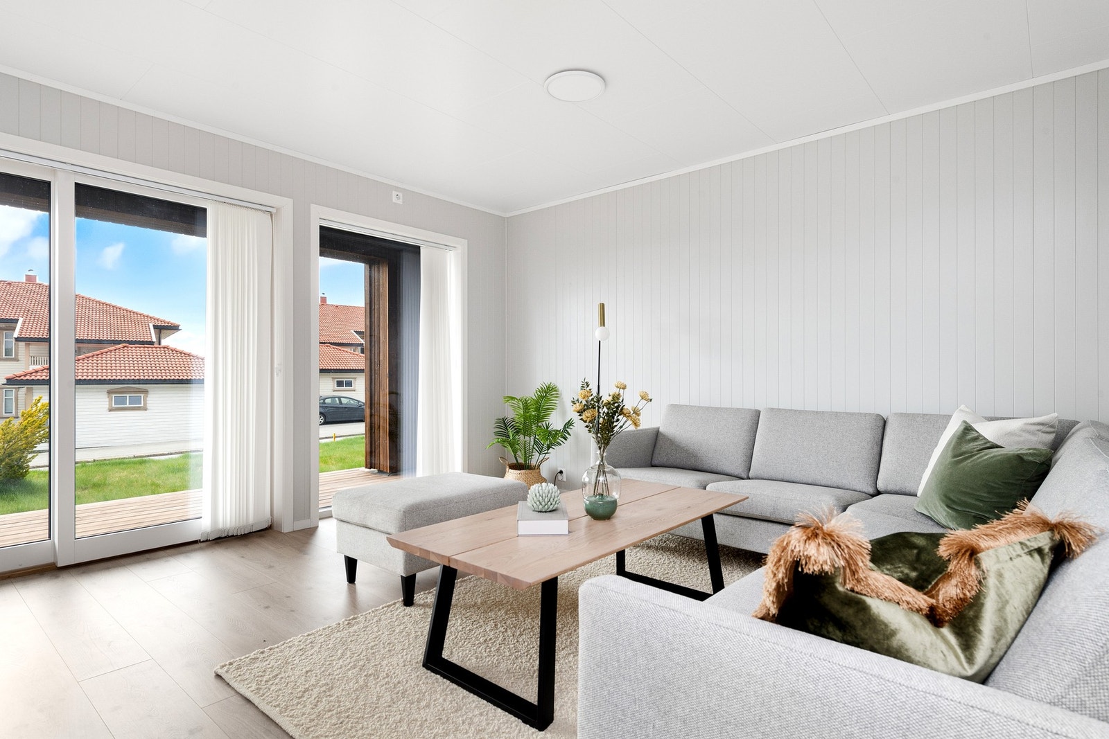 Romslig stue med utgang til veranda. Galleribilde