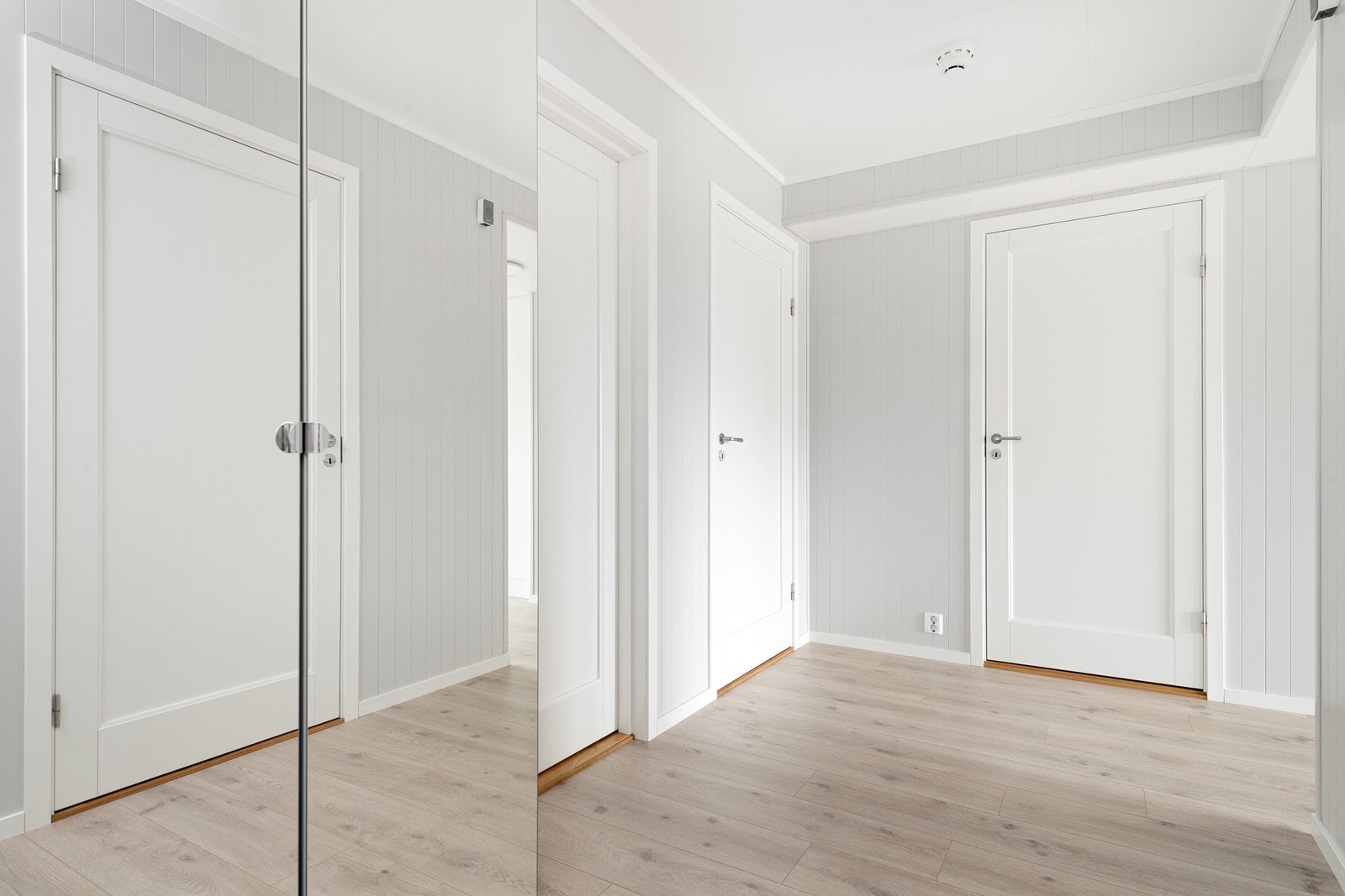 Her er det god plass til å henge fra seg yttertøy og diverse. Galleribilde