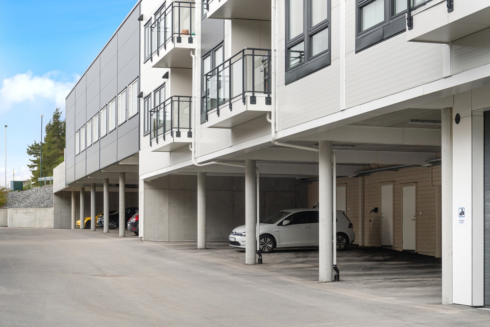 Boligen disponerer en parkeringsplass i carport i fellesanlegg. Galleribilde
