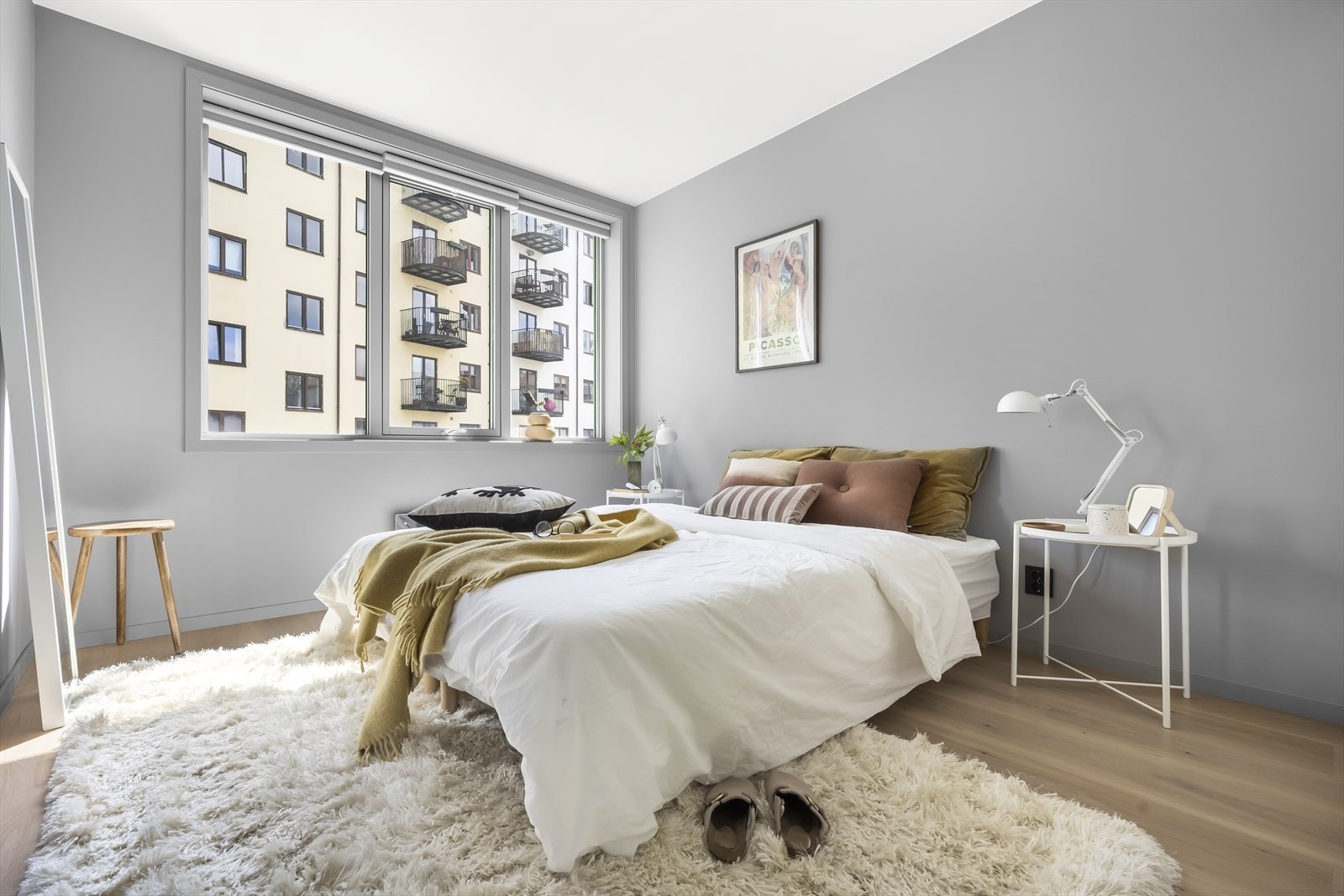 Leiligheten har et romslig soverom Galleribilde