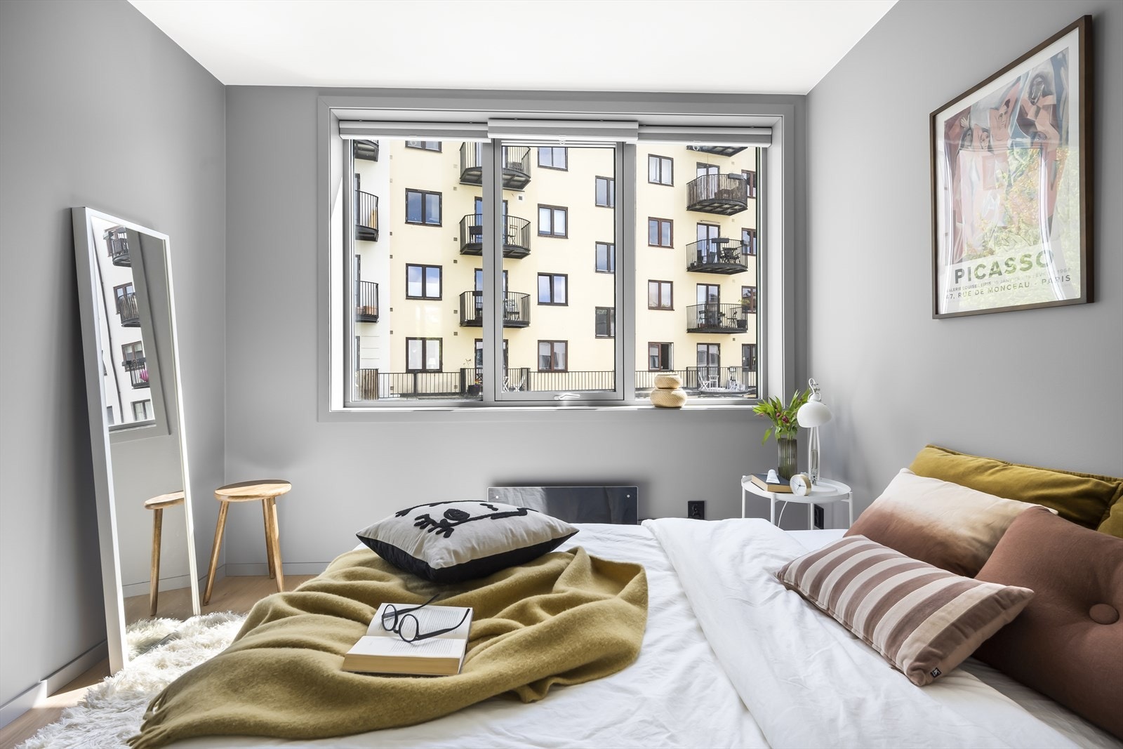 Her er det god plass til dobbeltseng og nattbord Galleribilde