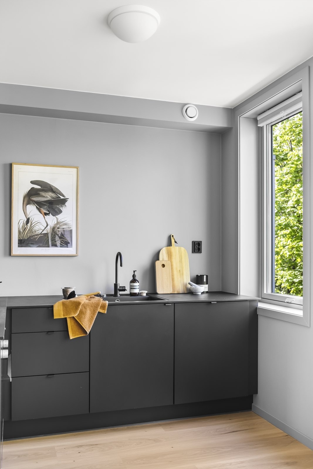 Kjøkkenet byr på godt med skap- og benkeplass Galleribilde