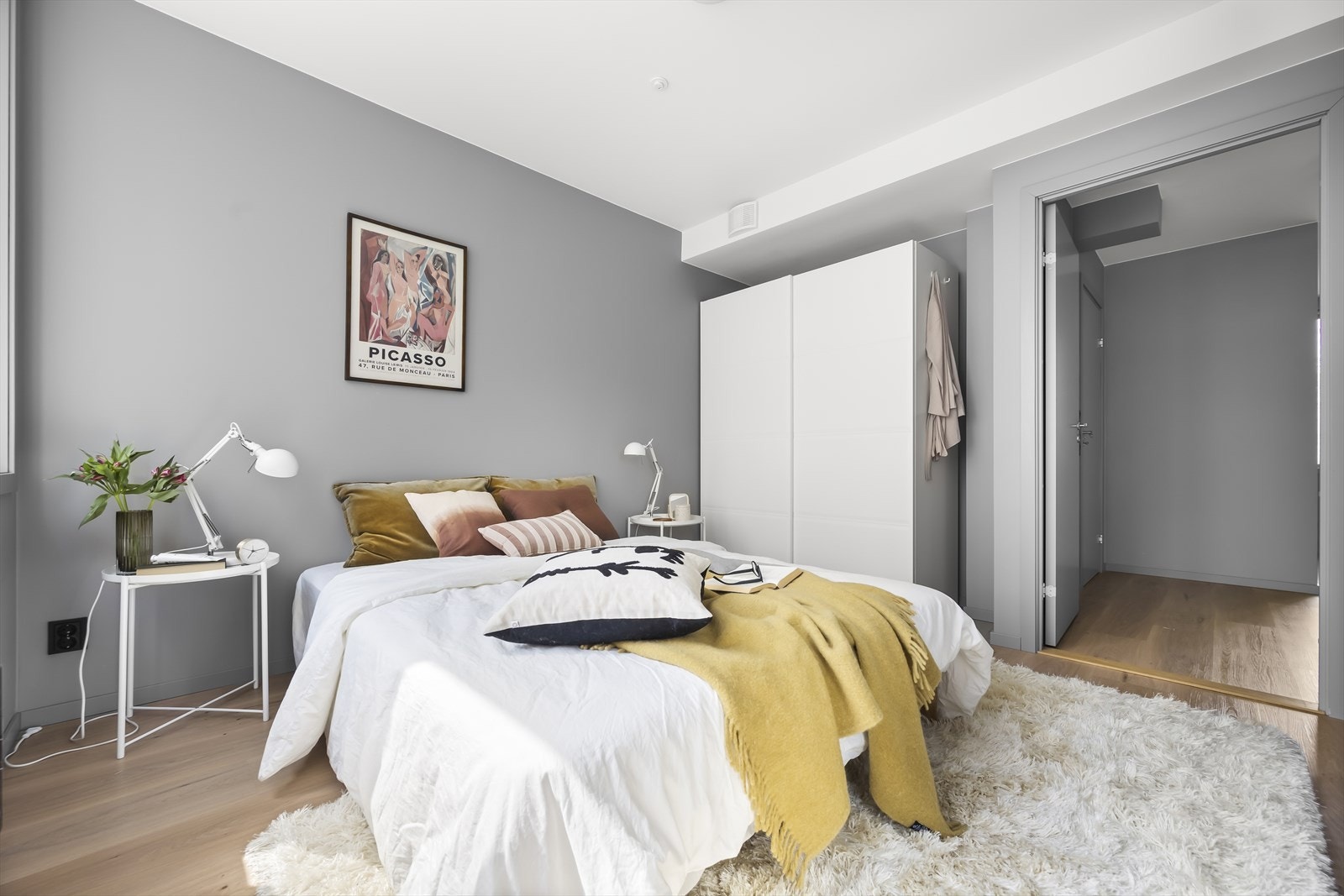 Godt med oppbevaring i medfølgende garderobeskap Galleribilde