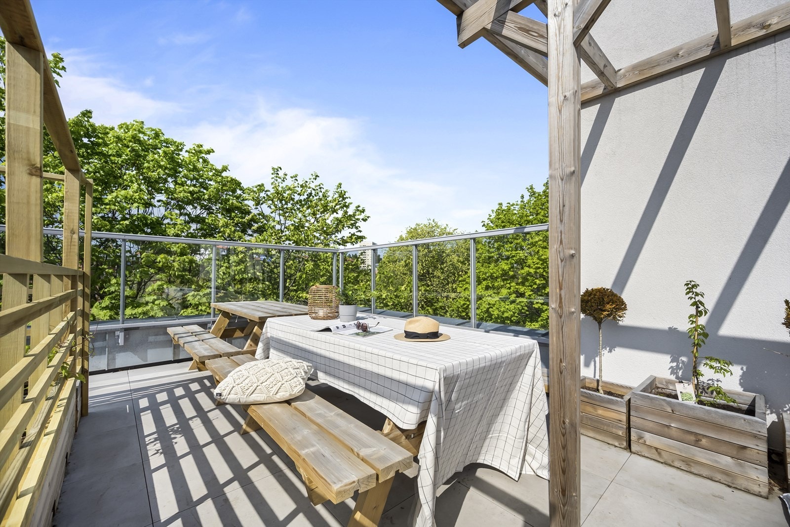 Stor, felles takterrasse med plass til venner og familie Galleribilde