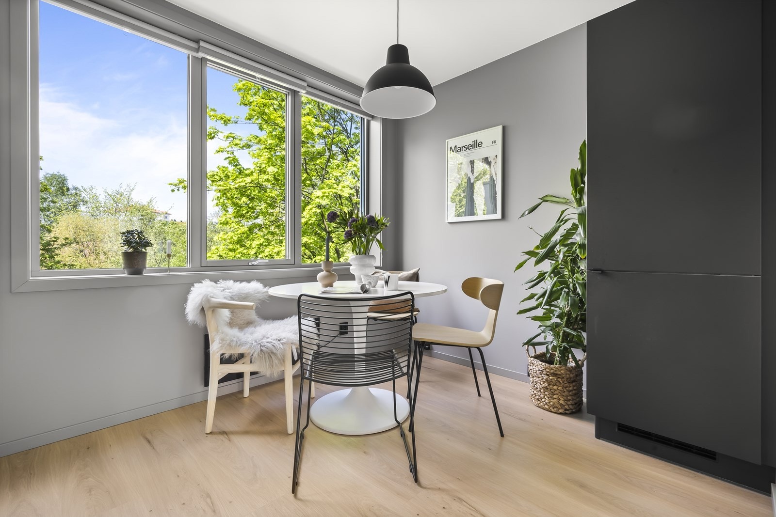 En lys og moderne 2-roms med flotte 1-stavs gulv Galleribilde