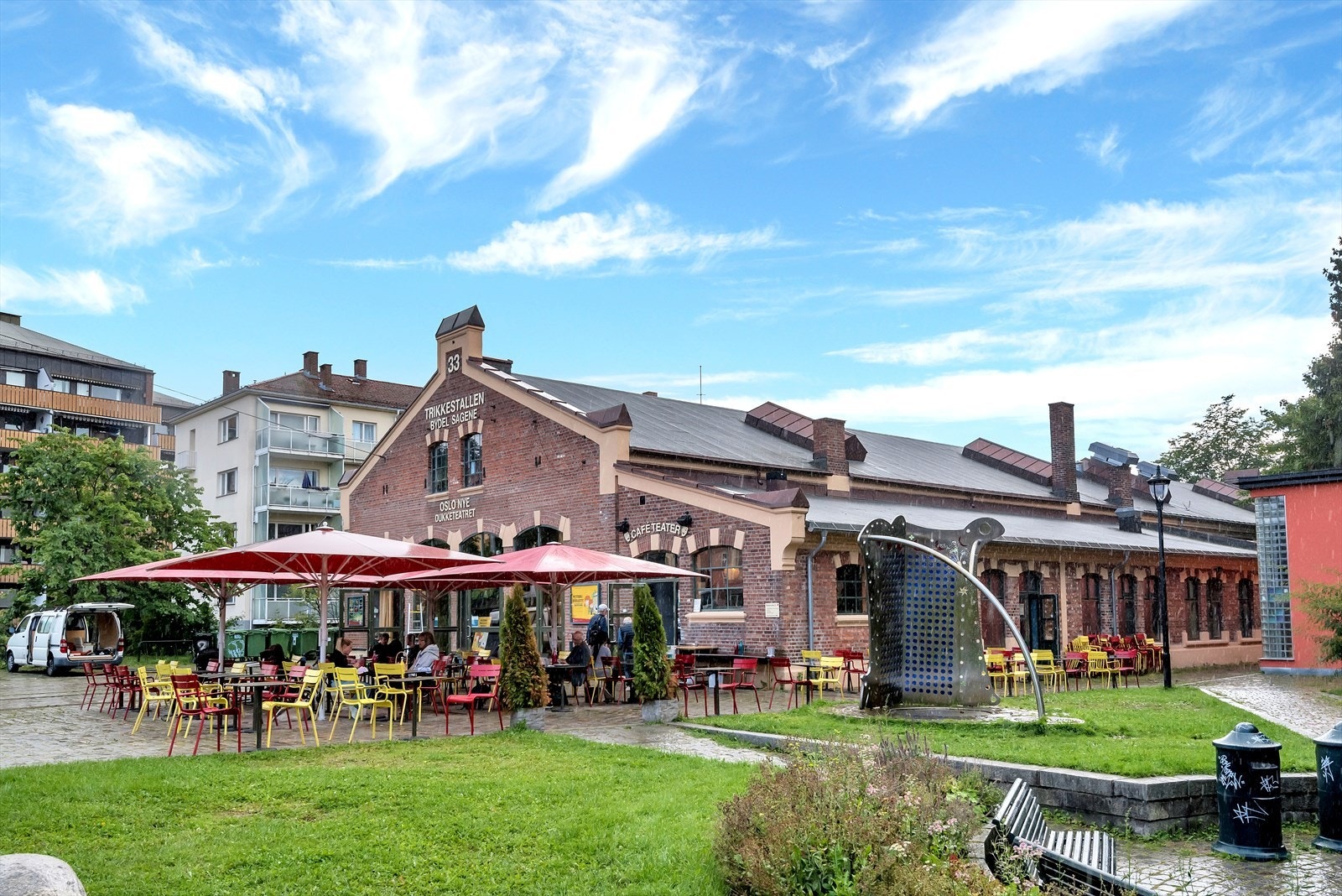 Trikkestallen er en populær restaurant og teater. Her ser vi den store og populære uteserveringen på sommerstid Galleribilde