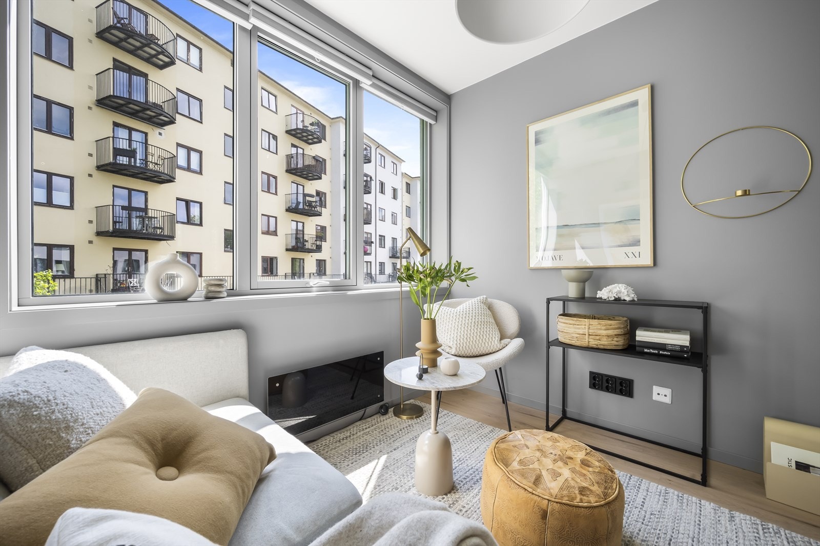 Leiligheten er malt i nøytrale farger, noe som gjør det enkelt å innrede Galleribilde