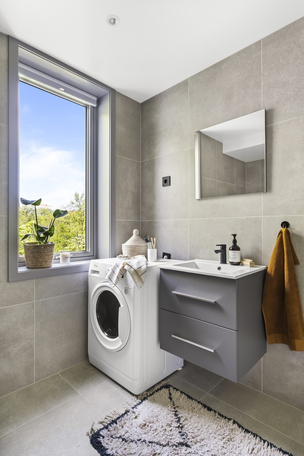 Innredningen består av servantskap med skuffeseksjon, speil, vegghengt toalett og dusjhjørne med glassdører. Galleribilde